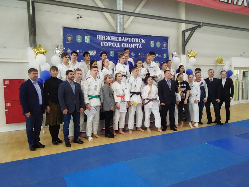 На фотографии победители и призёры сборной ХМАО по дзюдо