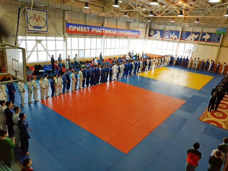 На фото участники соревнования  первенства города Сургута по дзюдо среди юношей и девушек до 18 лет с участием спортивных школ города Сургута