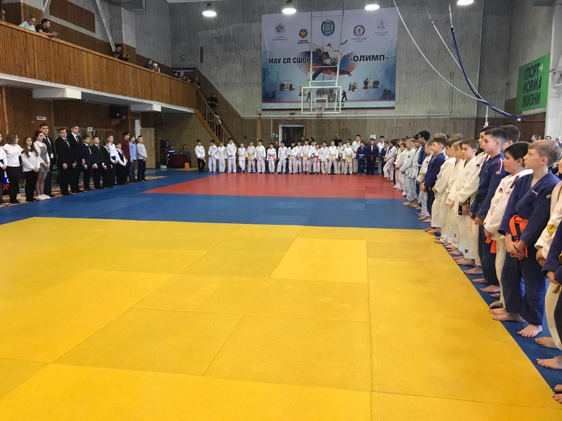 На фото участники и судьи первенства города Сургута по дзюдо среди юношей и девушек до 13 лет с участием спортивных школ города Сургута